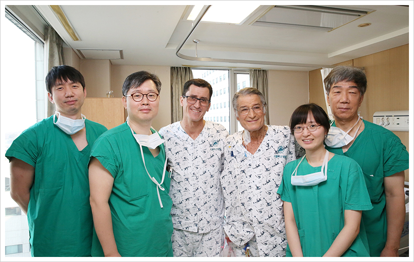 서울아산병원의료진과 이스라엘 생체간이식 환자가 기념촬영을 하고있다